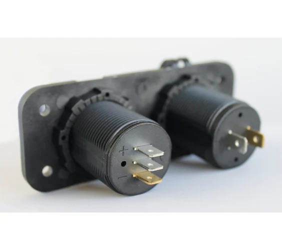 1852 Marine USB-paneeli volttimittarilla - Image 2